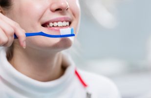 This-is-how-you-should-be-brushing-your-teeth-Cover-Image1